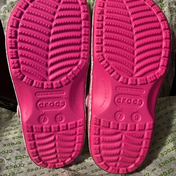Barbie Crocs M7/W9 BNWT - Picture 4 of 4